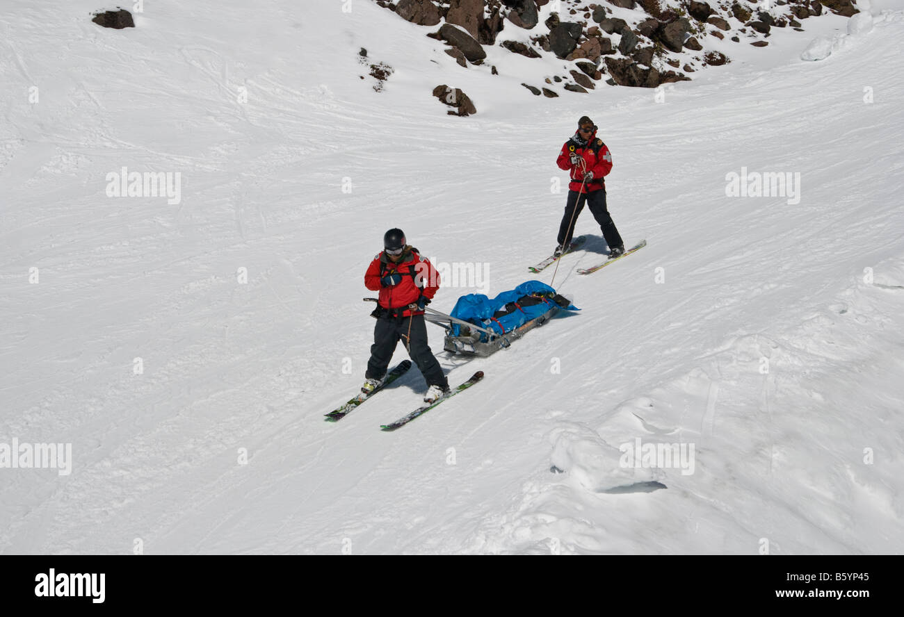 Opération de sauvetage de la vie sur les pentes du mont Ruapehu en Nouvelle Zélande Banque D'Images