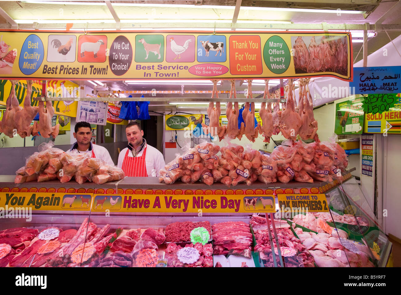 Boucher à Shepherds Bush market vente de viande halal, à l'ouest de Londres W12 United Kingdom Banque D'Images