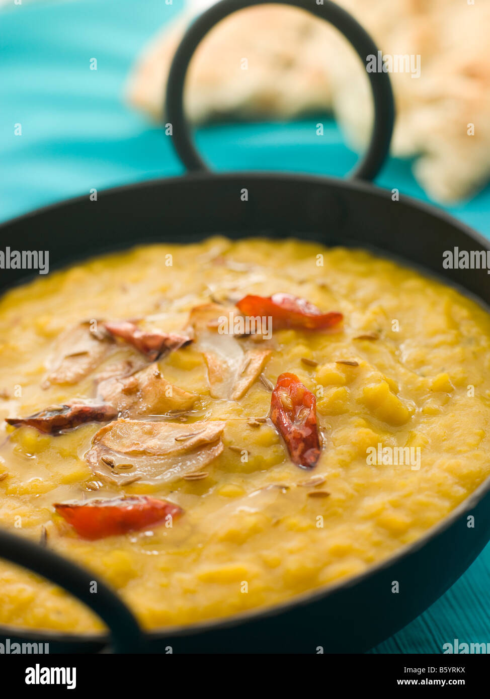Karai plat de Tarka Dhal avec du pain naan Banque D'Images
