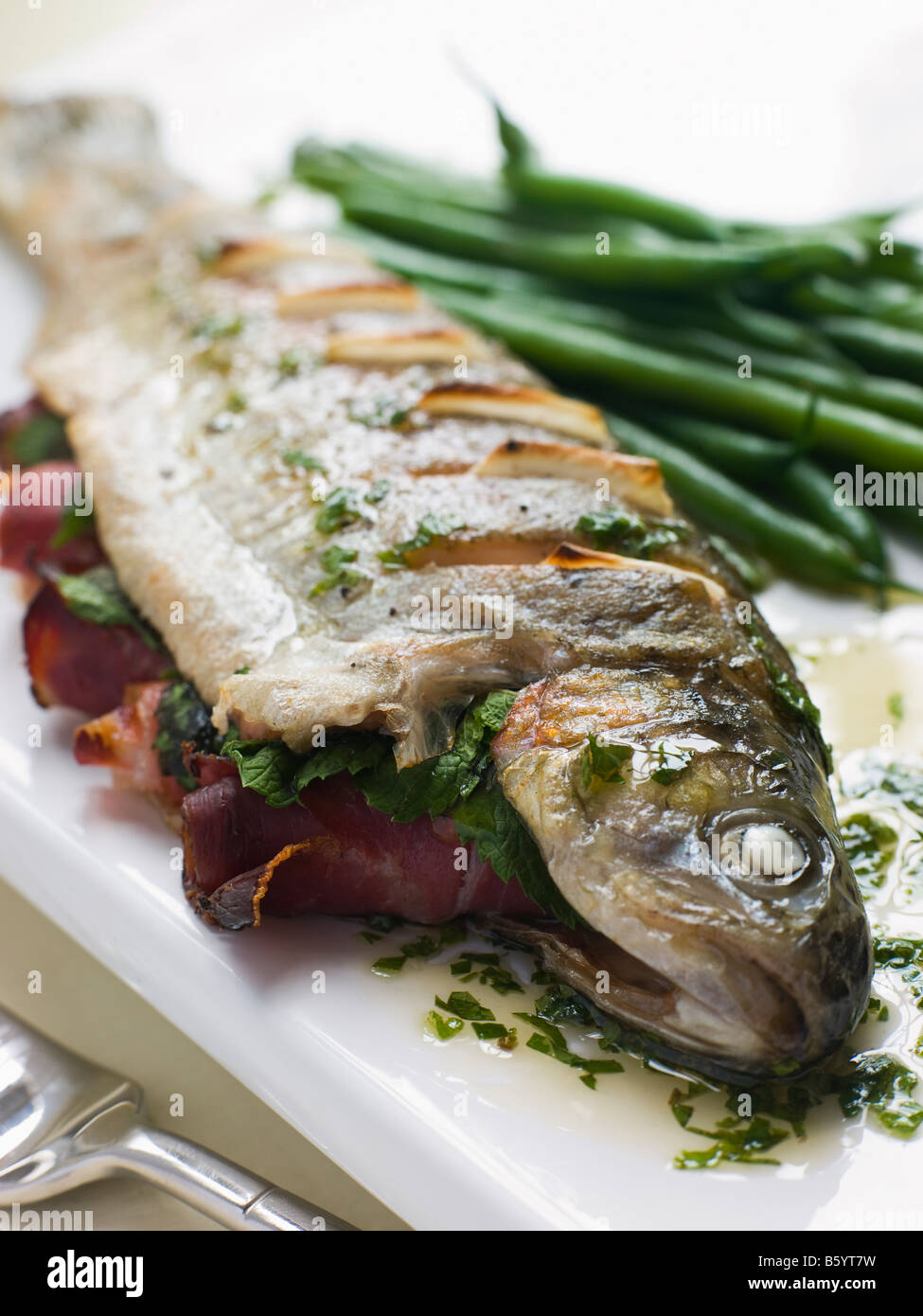 Ensemble de la truite de rivière avec jambon et du beurre aux herbes Banque D'Images