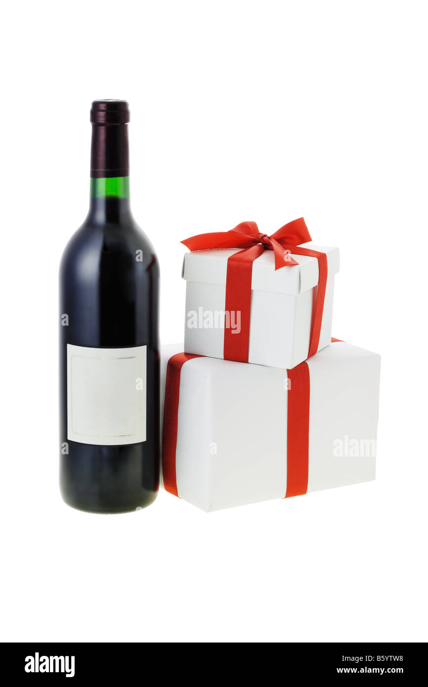 Bouteille de vin et coffrets cadeaux sur fond blanc Banque D'Images