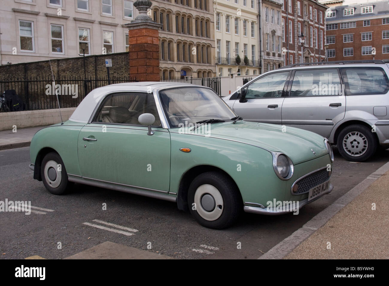 Deux tons de vert et blanc Nissan Figaro voiture culte classique Banque D'Images