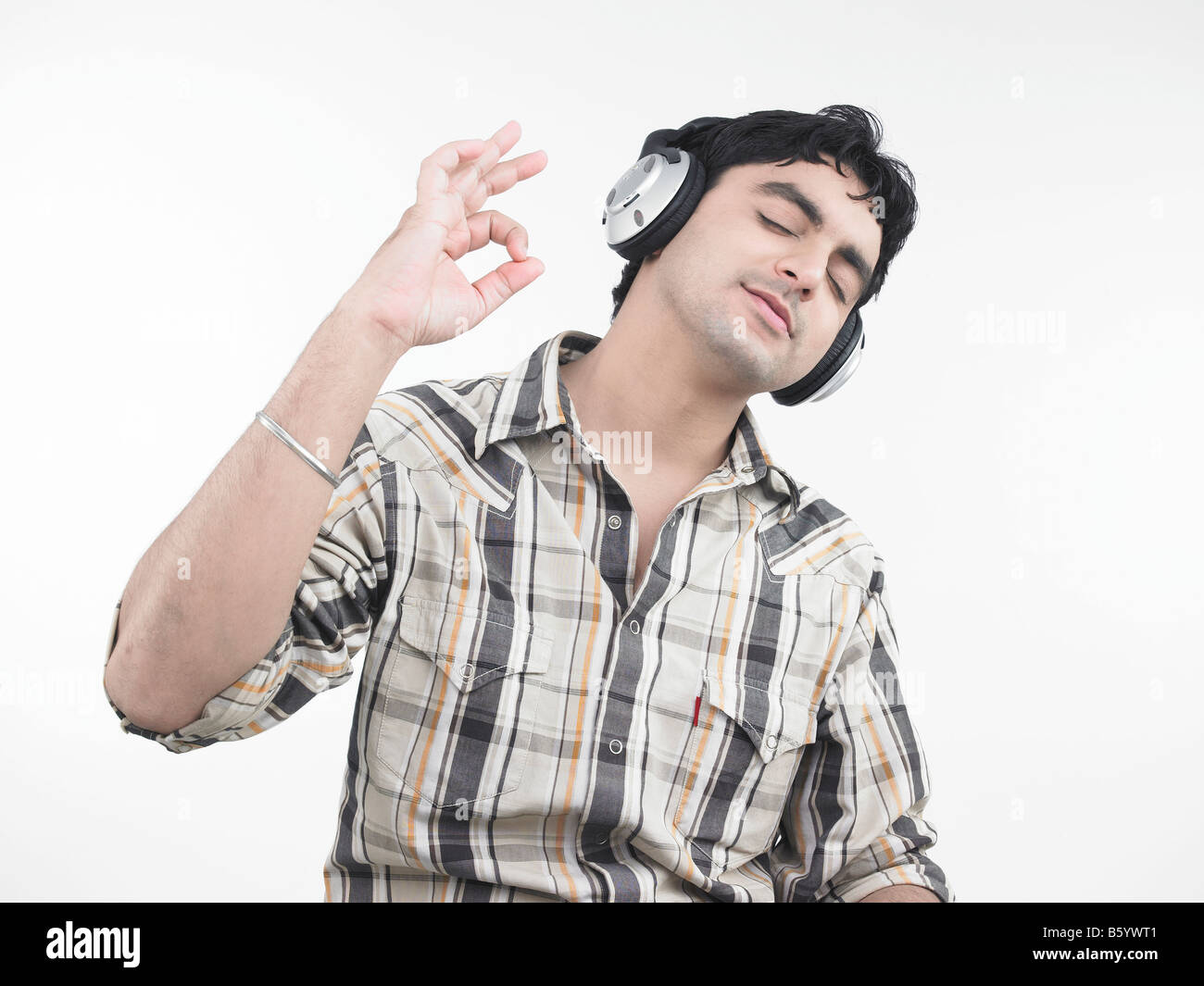 Un bel asiatique homme d'origine indienne d'écouter de la musique Banque D'Images
