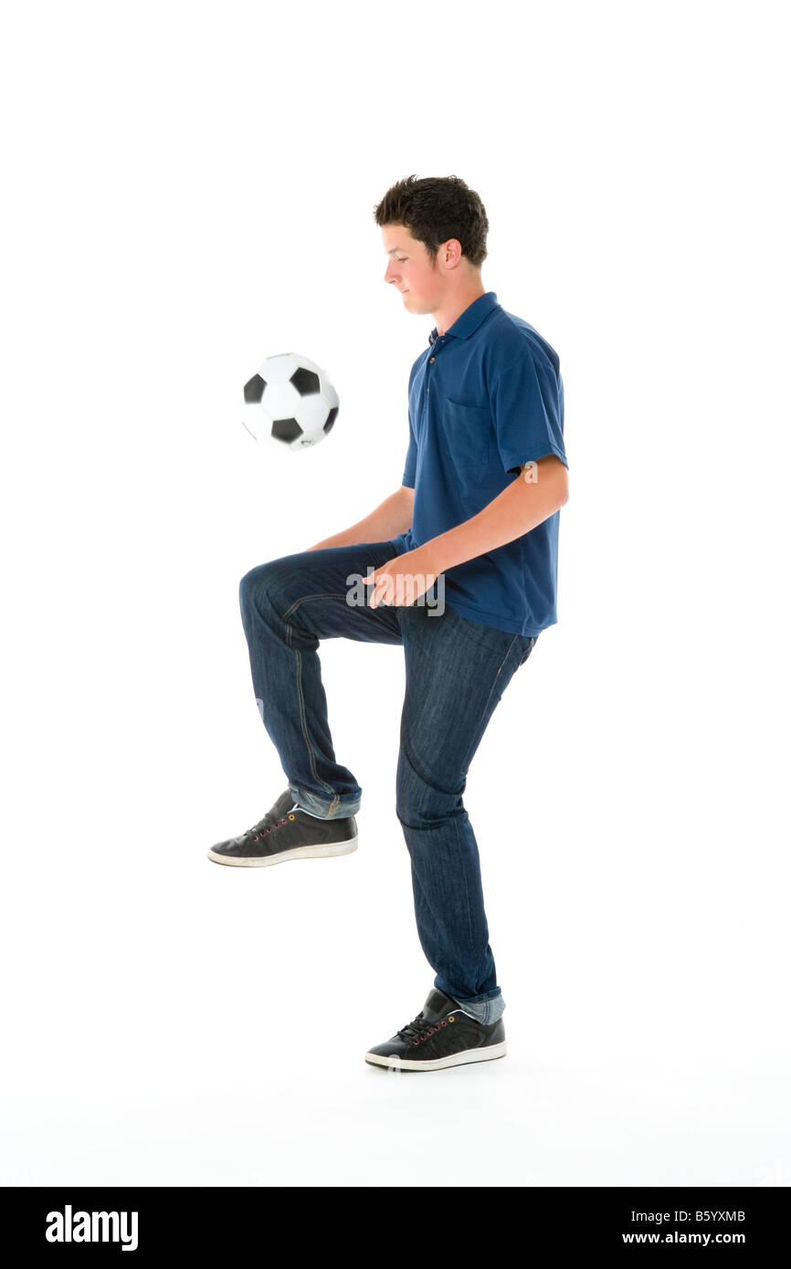 Portrait of Teenage Boy avec un ballon de foot Banque D'Images