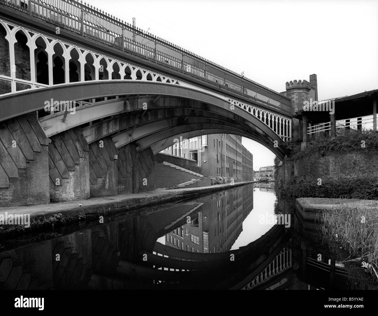UK Angleterre Manchester Castlefield pont ferroviaire sur Canal de Bridgewater en passant par le centre-ville Banque D'Images
