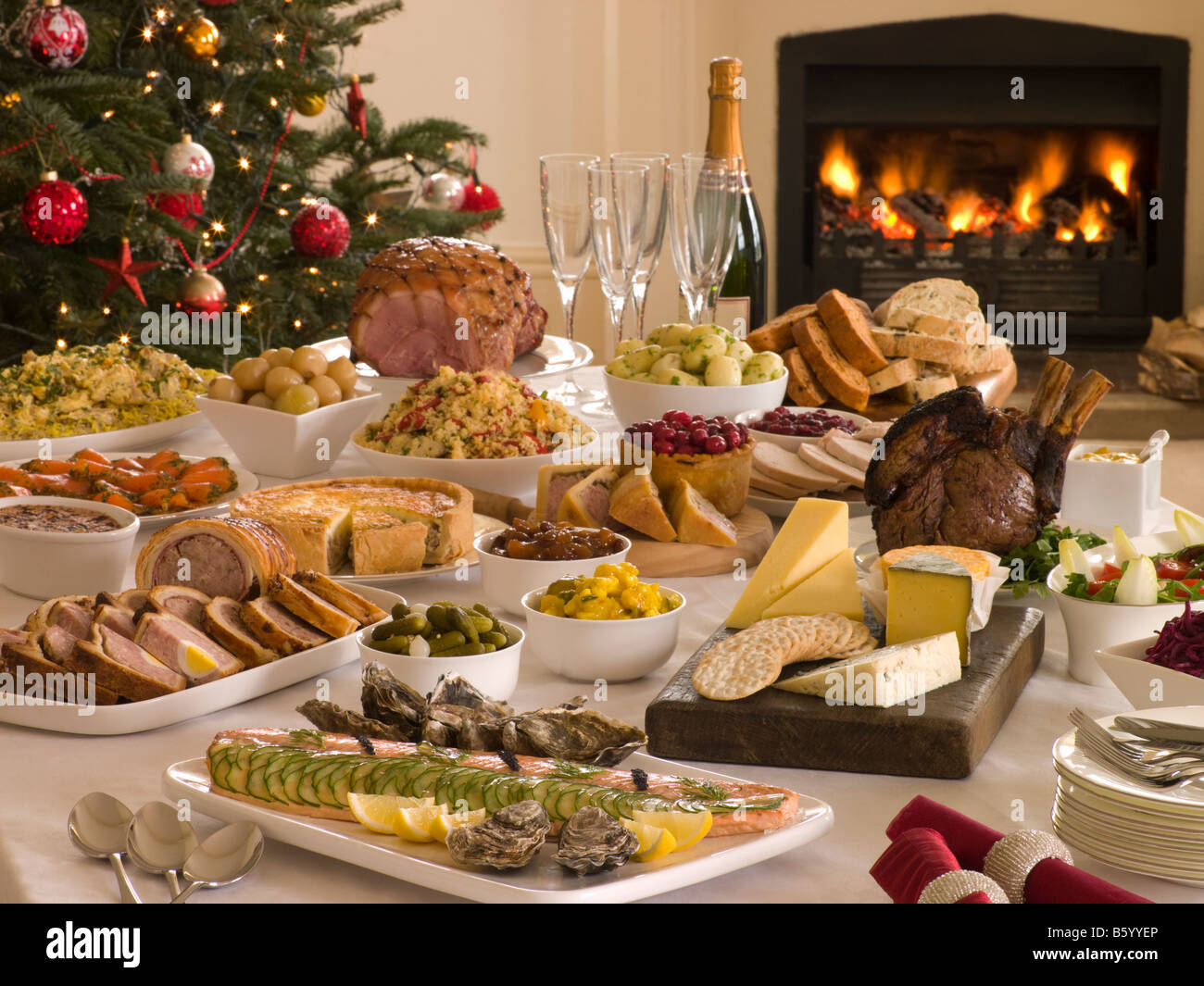 Boxing Day Déjeuner-buffet de Noël et feu de bois Photo Stock - Alamy