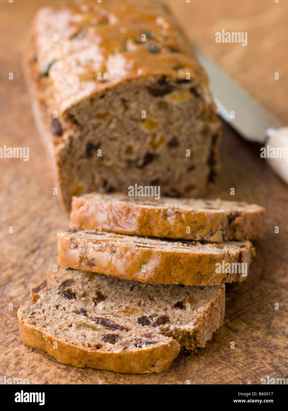 Les coupes d'une miche de Bara Brith Banque D'Images