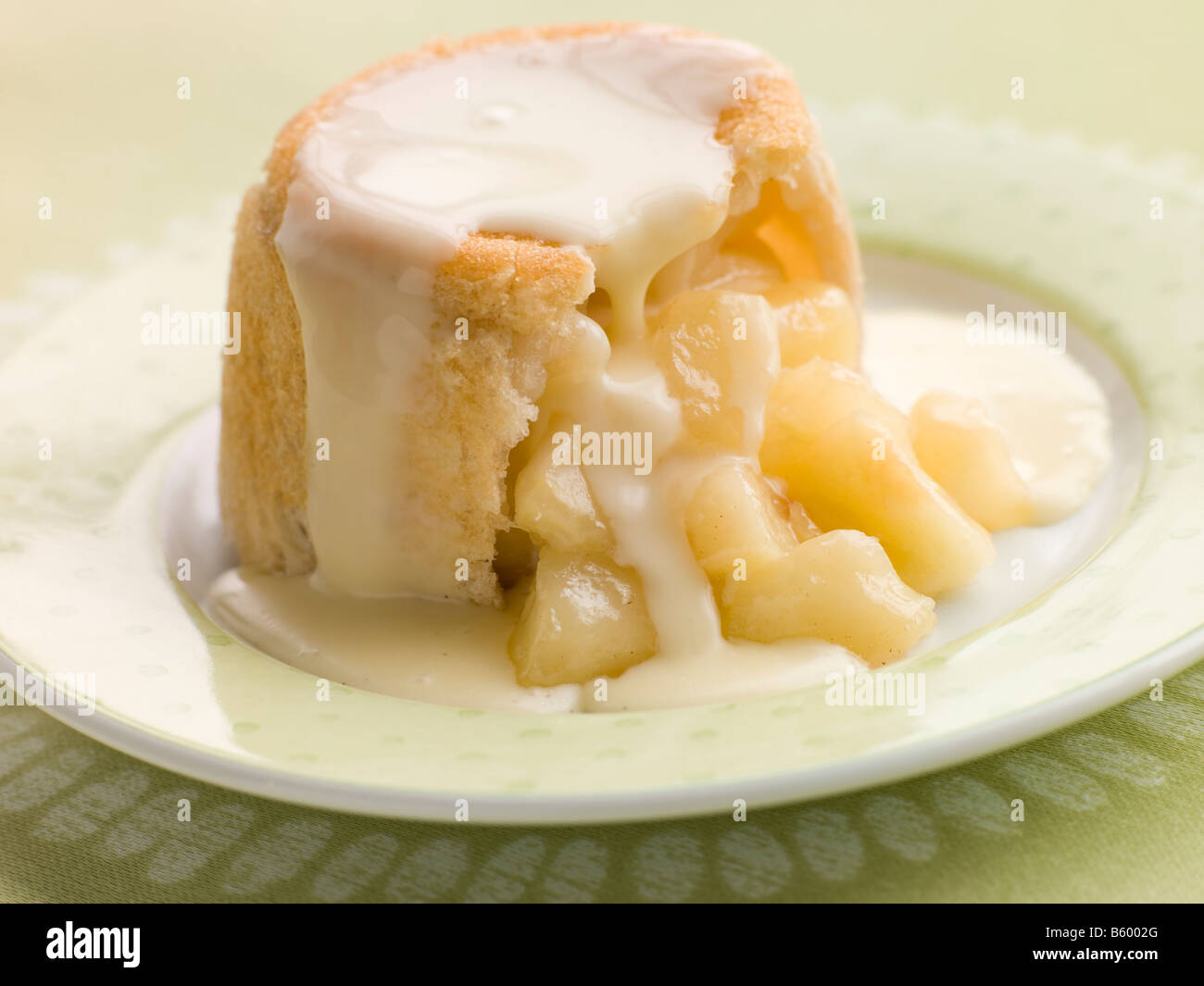Charlotte aux pommes chaude avec de la crème anglaise Banque D'Images
