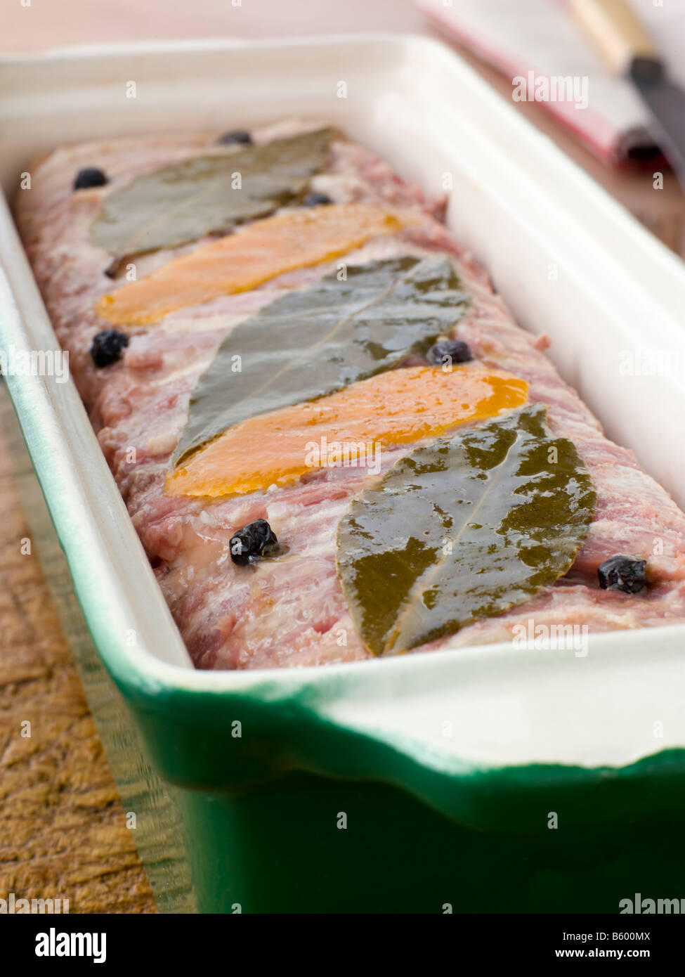 Pate de campagne dans un moule à terrine Banque D'Images