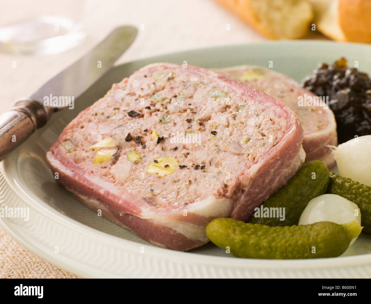 Pate de Campagne avec Cornichons et oignons confits Banque D'Images