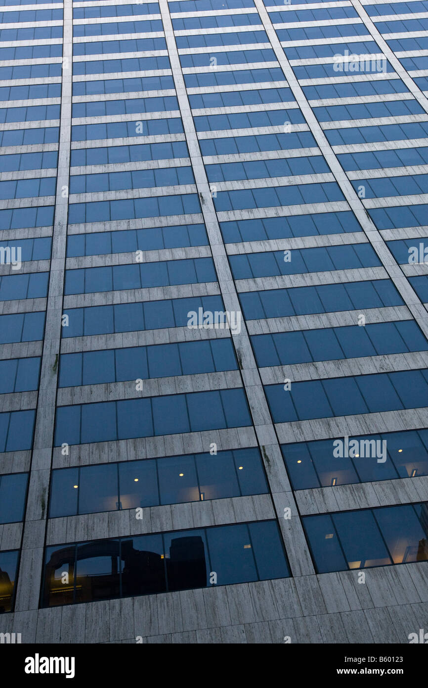 Voir de fenêtres de bureau à la construction de gratte-ciel Grâce à partir de la 43e Rue à New York USA Novembre 2008 Banque D'Images