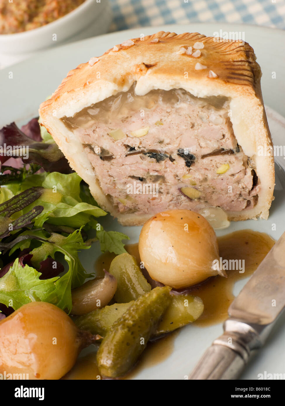 La Truffe Noire et de porc Tarte Pistache avec oignons et cornichons bouton glacé Banque D'Images