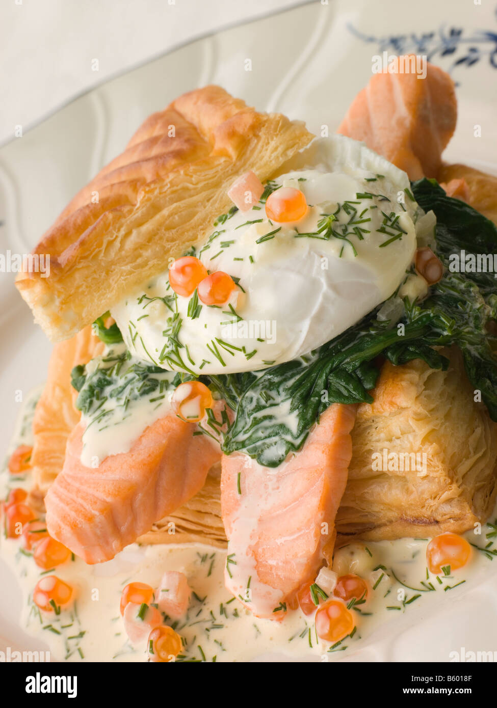 Épinards saumon poêlé et un oeuf poché dans un vol-au-Vent Cas avec une sauce à l'aneth et Caviar Keta Banque D'Images