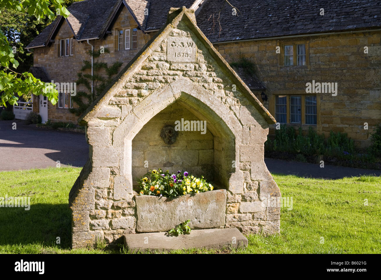 Tôt le matin, la lumière sur l'alimentation en eau dans l'ancien village de Cotswold de Lower Slaughter, Gloucestershire Banque D'Images