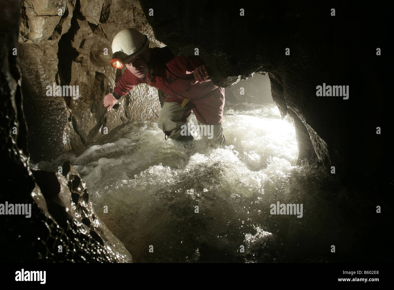 Le spéléologue explore un passage dans la grotte du pont dans la vallée de Neath du sud du Pays de Galles dans le parc national de Brecon Beacons Banque D'Images