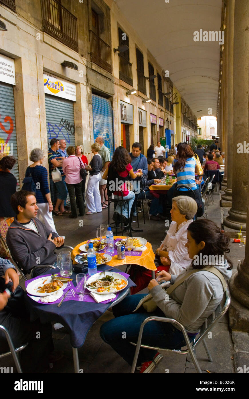 Terrasses de restaurants au marché de la Boqueria à Barcelone Espagne Europe Banque D'Images