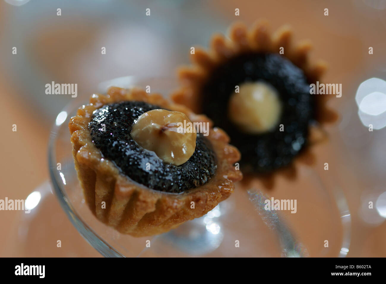 L'heure du thé gâteau teacake with douce sucrée sucre chocolat bonbons peu de petits morceaux de caramel tarte dessert manger savoureux goût torte Banque D'Images