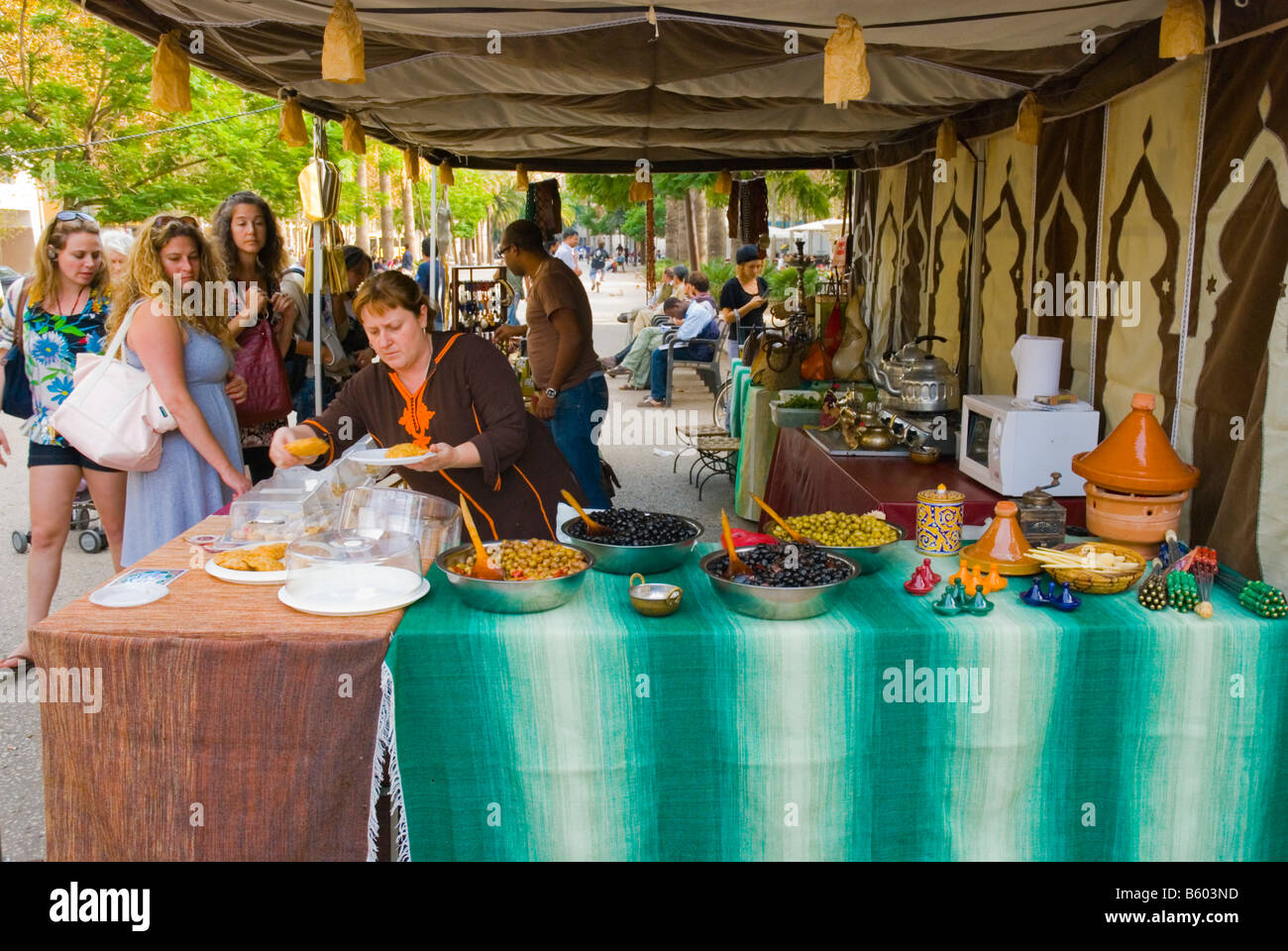 Le café et restaurant de plein air marocain à Rambla del Raval, dans le centre de Barcelone Espagne Europe Banque D'Images