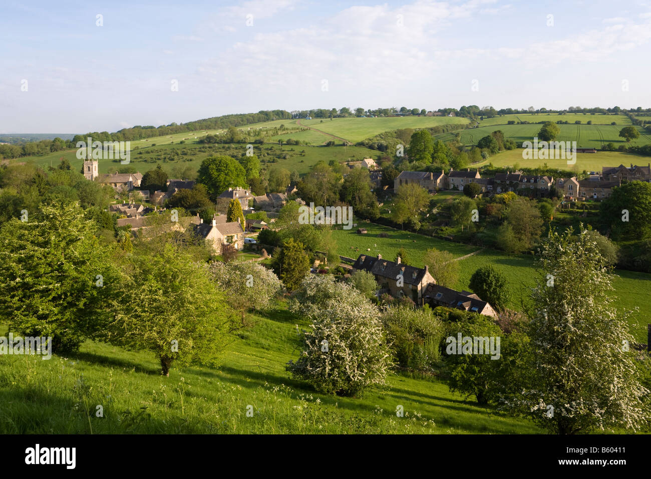 Un matin tôt vue du village de Cotswold Naunton, dans la vallée de la rivière Windrush, Gloucestershire Banque D'Images