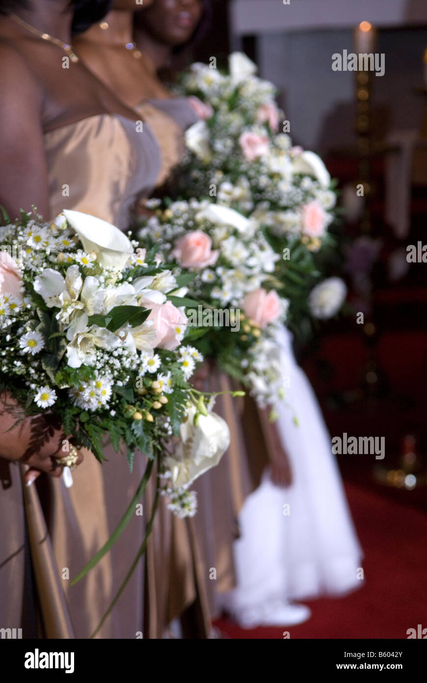 Bouquets de mariage demoiselles holding Banque D'Images