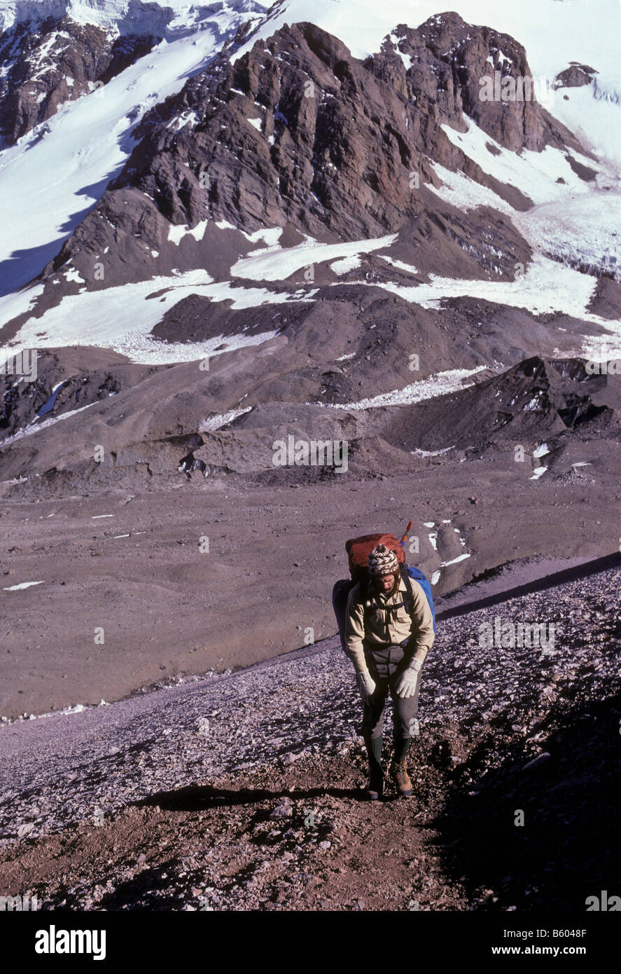 Les traits d'un grimpeur charger jusqu'au bas des pentes du Cerro Aconcagua, Andes, Argentine. Banque D'Images