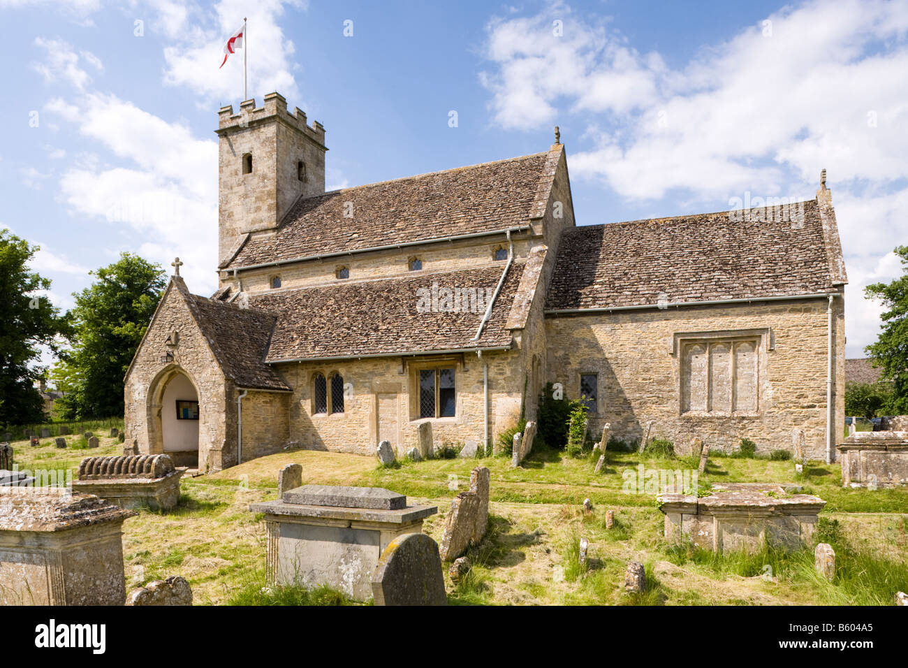 St Marys église dans le village de Cotswold Swinbrook, Oxfordshire. Les sœurs Mitford sont enterrés dans le cimetière. Banque D'Images