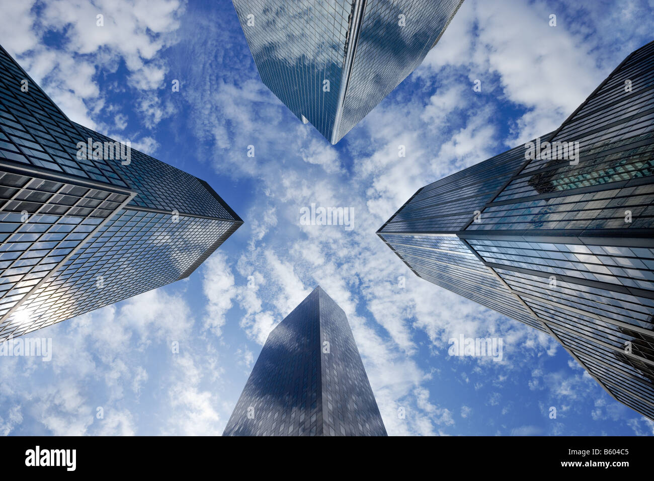 Jusqu'à l'intermédiaire de quatre verre grand gratte-ciel de Manhattan pour un ciel rempli pourrait. Banque D'Images