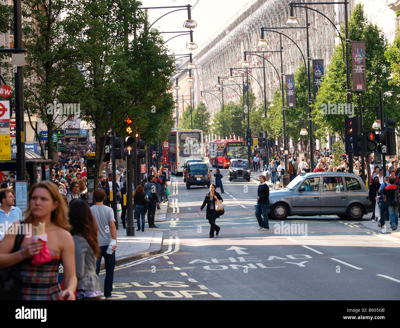 Quartier commerçant d'Oxford street avec de nombreuses personnes London UK Banque D'Images