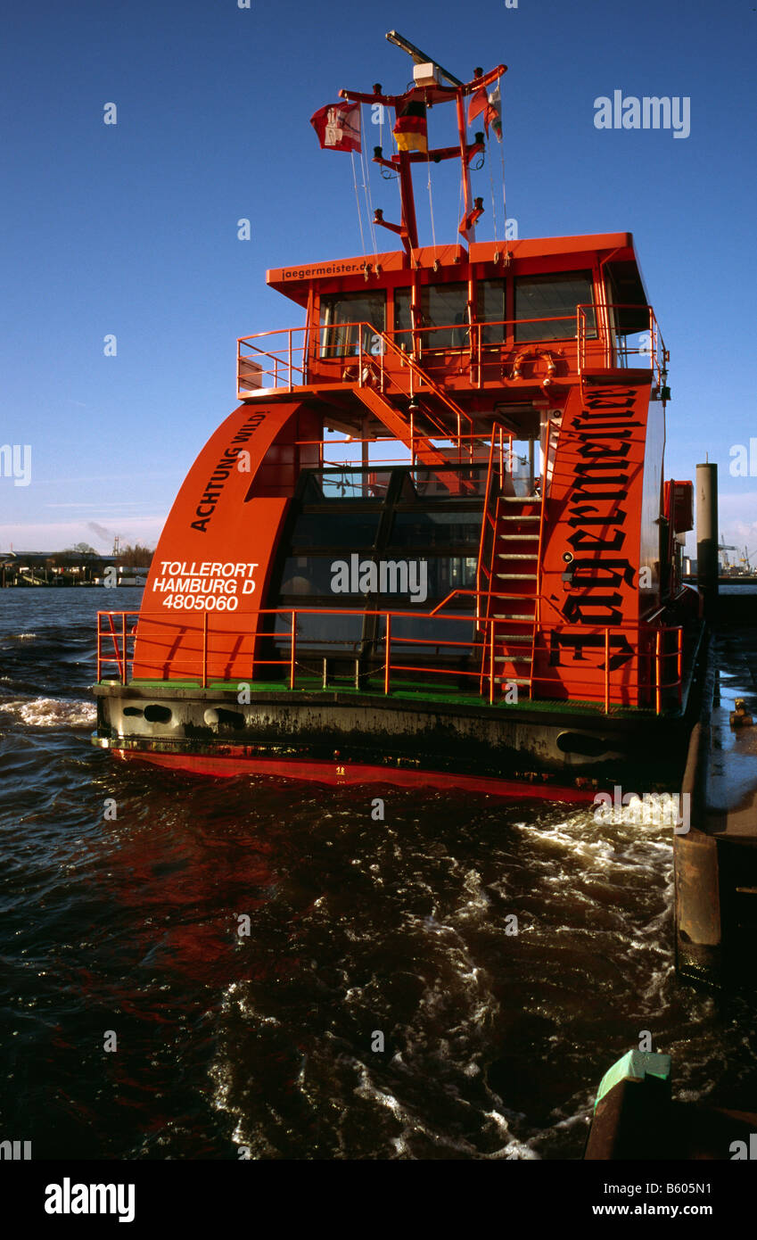 Nov 23, 2008 - Sandtorhöft HVV Ferry Ferry Pier pour Landungsbrücken dans le port allemand de Hambourg. Banque D'Images