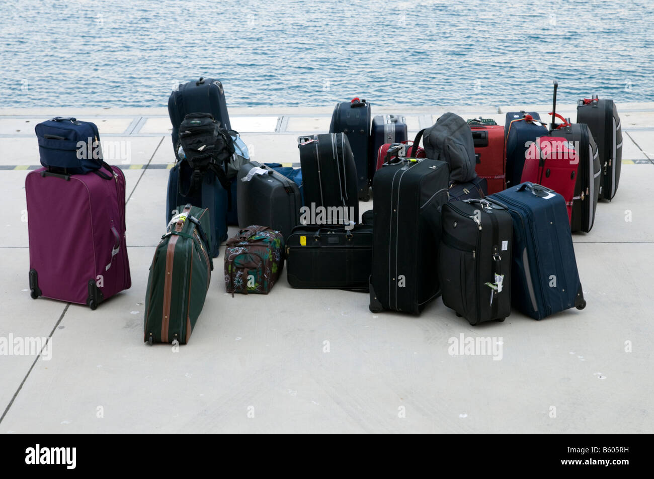 Valises sur quai en attente d'être chargées sur un bateau de croisière Banque D'Images