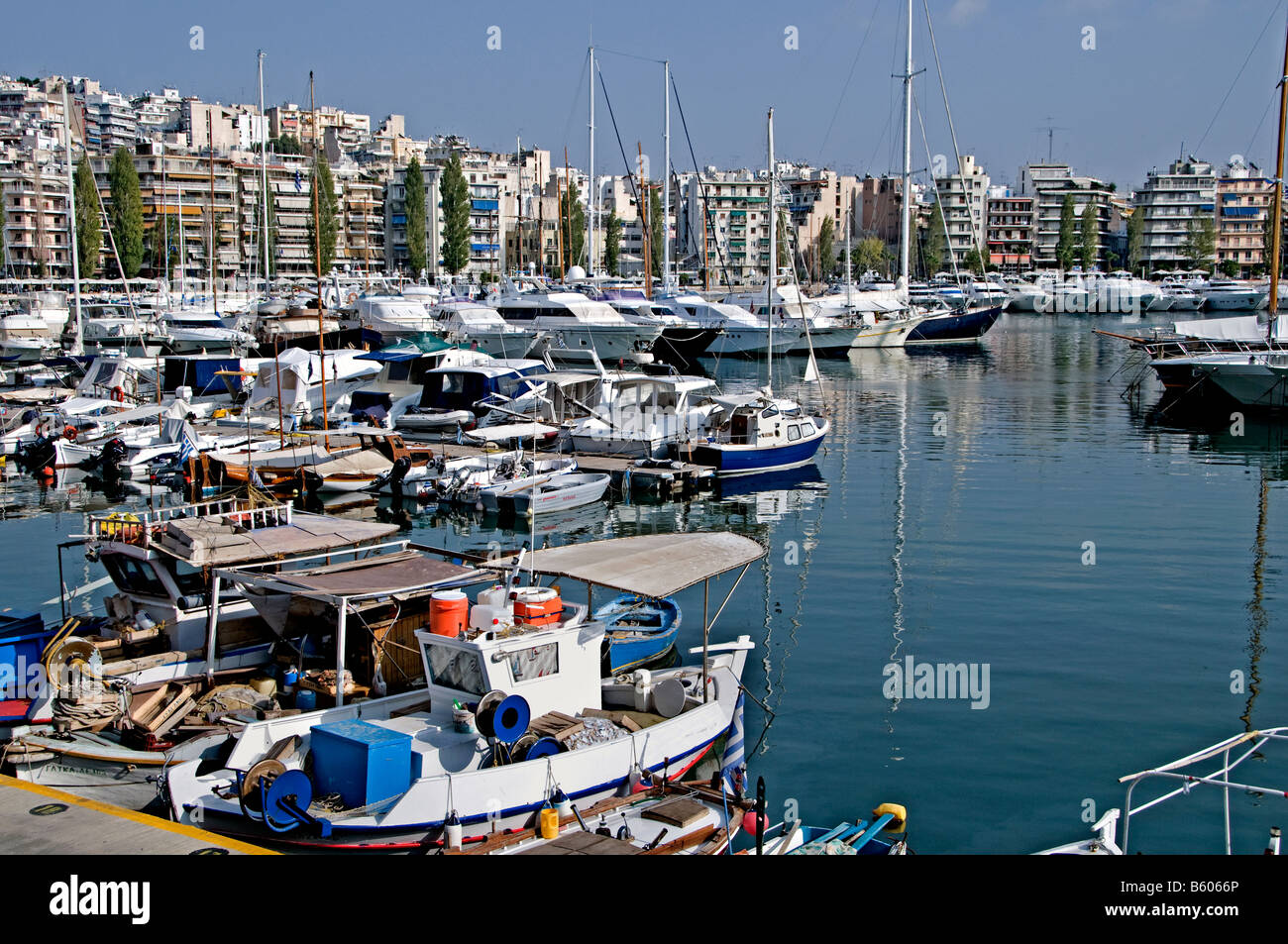 Le port du Pirée port Pasalimani grec Athènes Grèce Banque D'Images