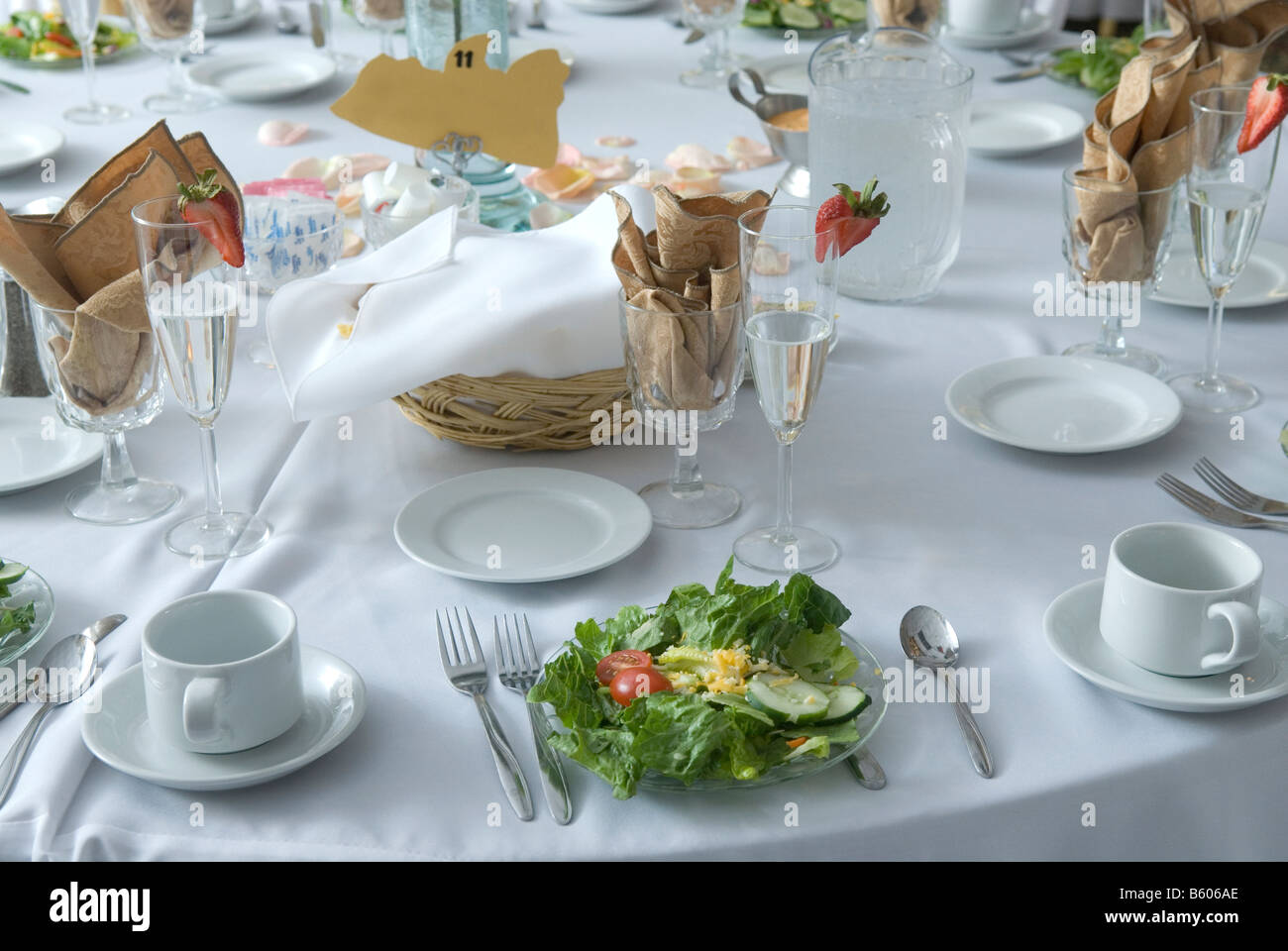 Réglage de la table officielle avec une salade Banque D'Images