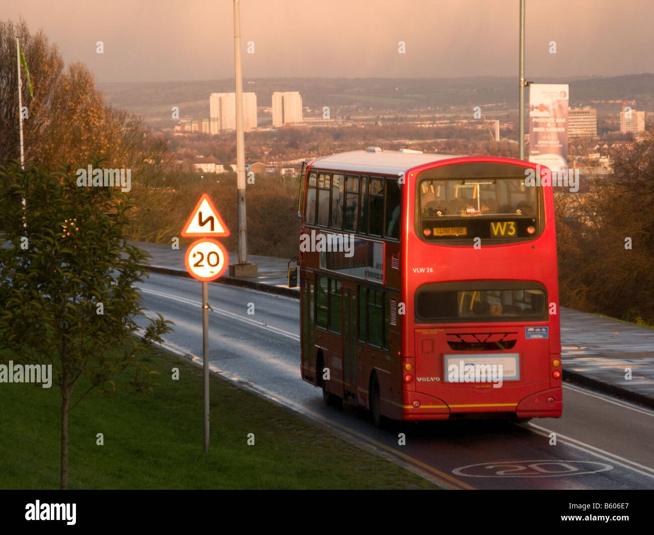 Un bus de Londres au coucher du soleil Banque D'Images