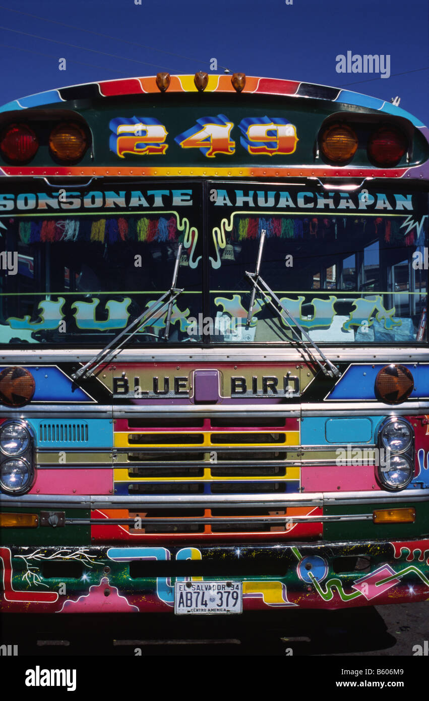 Un bus peint de couleurs vives dans la gare routière de Ahuachapan El Salvador Banque D'Images