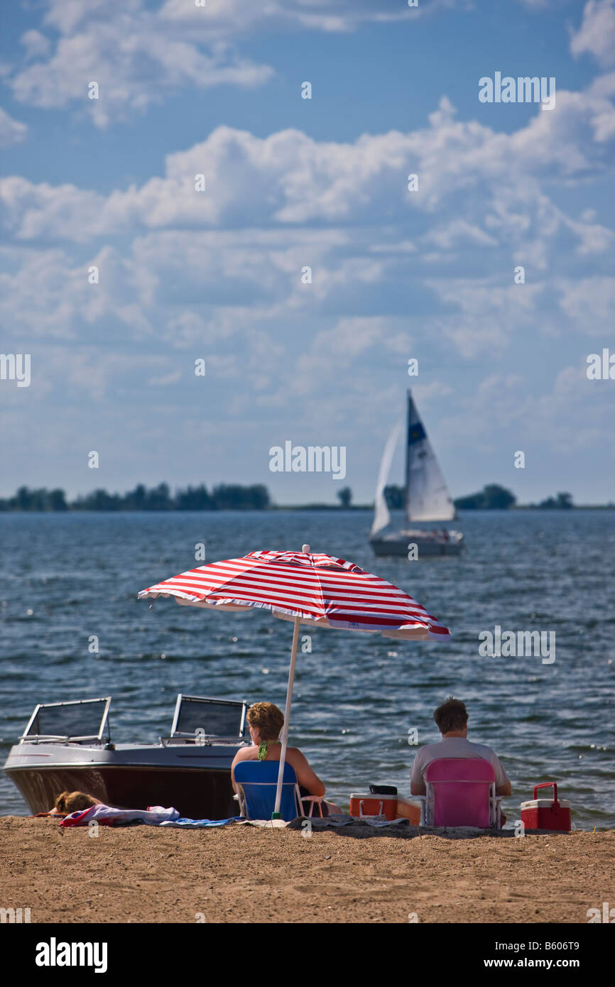 Les vacanciers sur les rives du lac Last Mountain, parc provincial Rowan's Ravine, Qu'Appelle, Saskatchewan, Canada. Banque D'Images