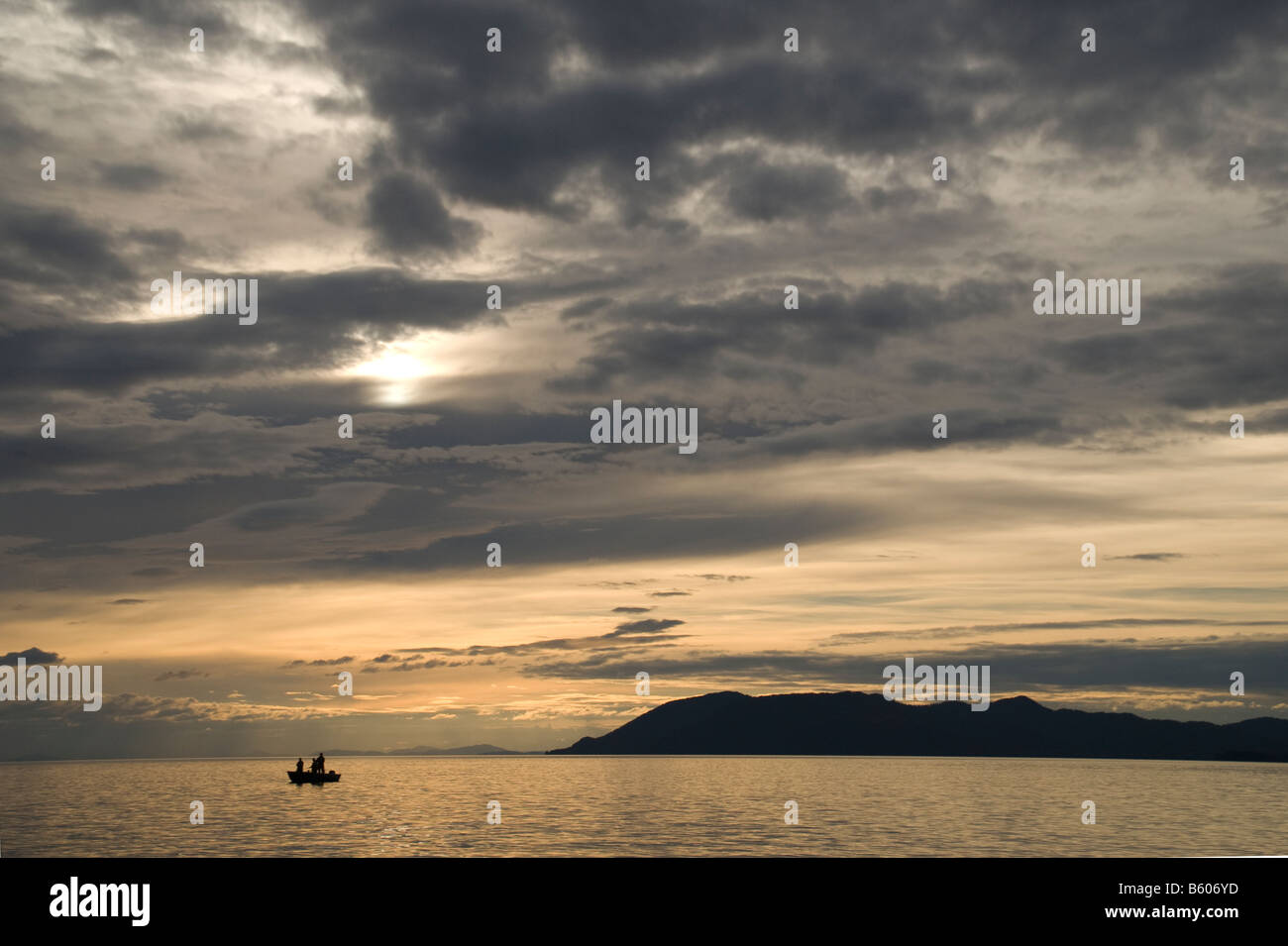 Les pêcheurs de flétan Ravencroft Lodge à Port Fidalgo Inlet dans le Prince William Sound, Alaska au coucher du soleil. Banque D'Images