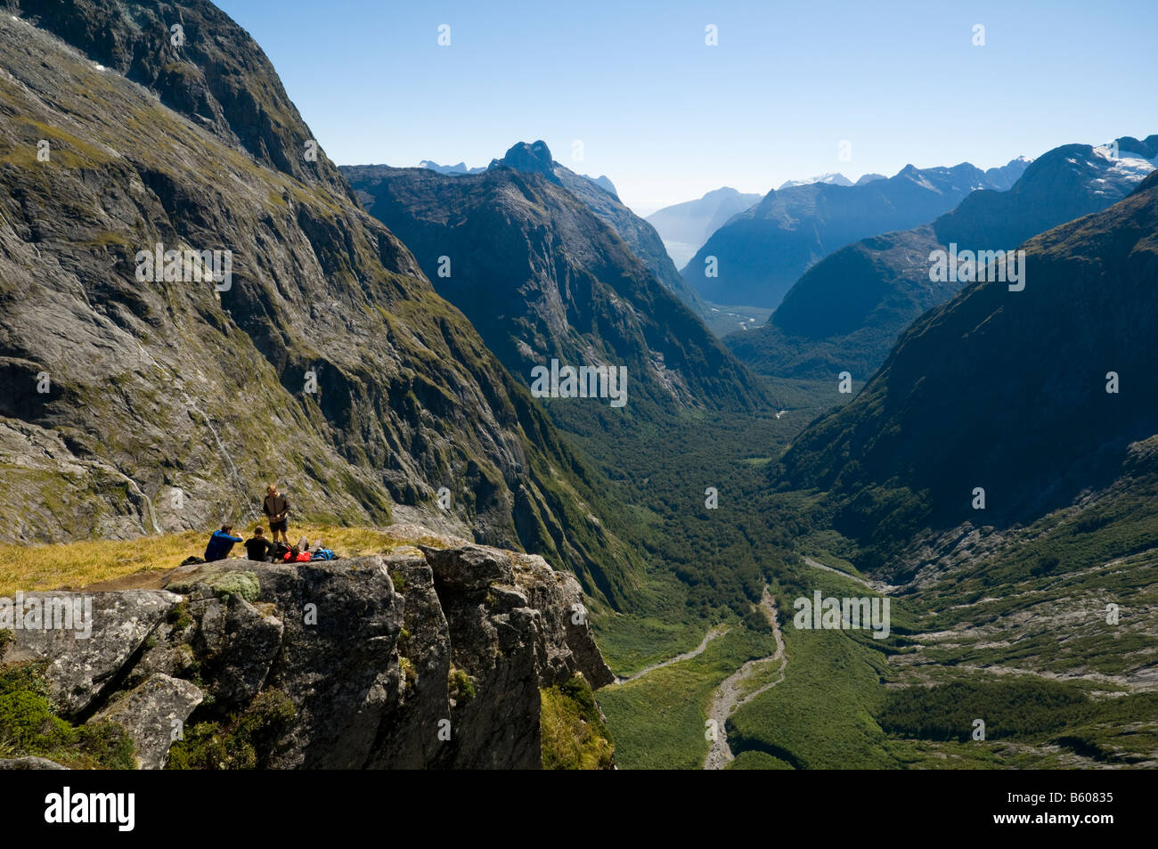 Milford Sound à partir de la Selle, Gertrude Fjordland, île du Sud, Nouvelle-Zélande Banque D'Images