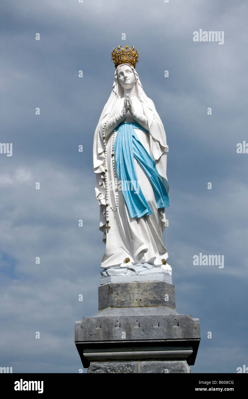 FRANCE, LOURDES. Statue de Notre Dame de Lourdes dans le sanctuaire de Lourdes en France Banque D'Images