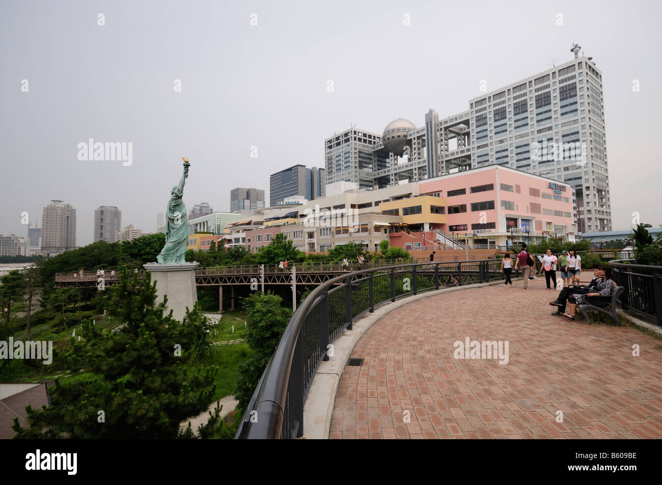 Statue de la liberté réplique (érigé en 2000) et siège de Fuji TV (par Kenzo Tange). L'île d'Odaiba. La baie de Tokyo. Le Japon. Banque D'Images