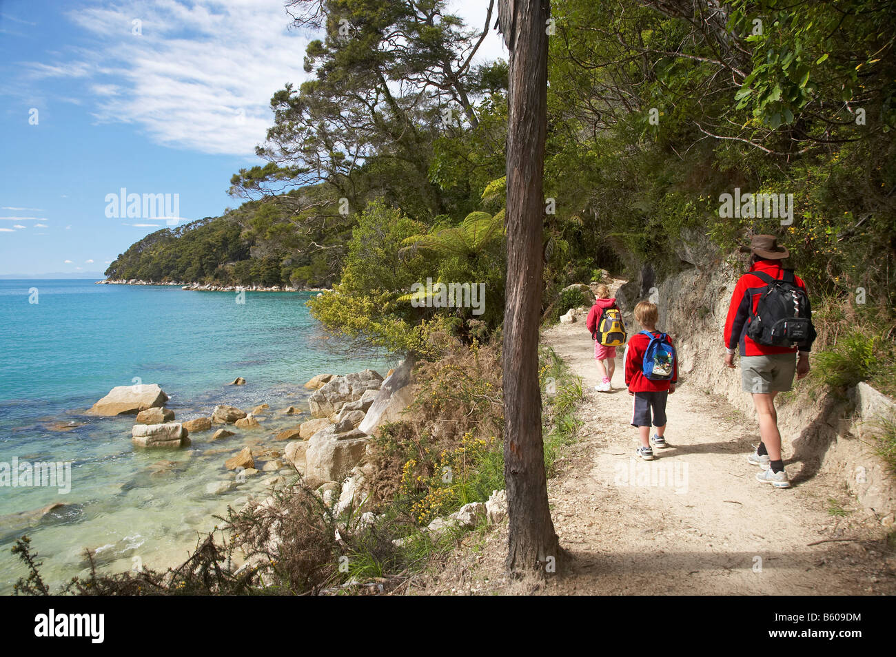 Balades en famille l'Abel Tasman Coastal Track à écorce Bay Parc national Abel Tasman Nelson Region ile sud Nouvelle Zelande Banque D'Images