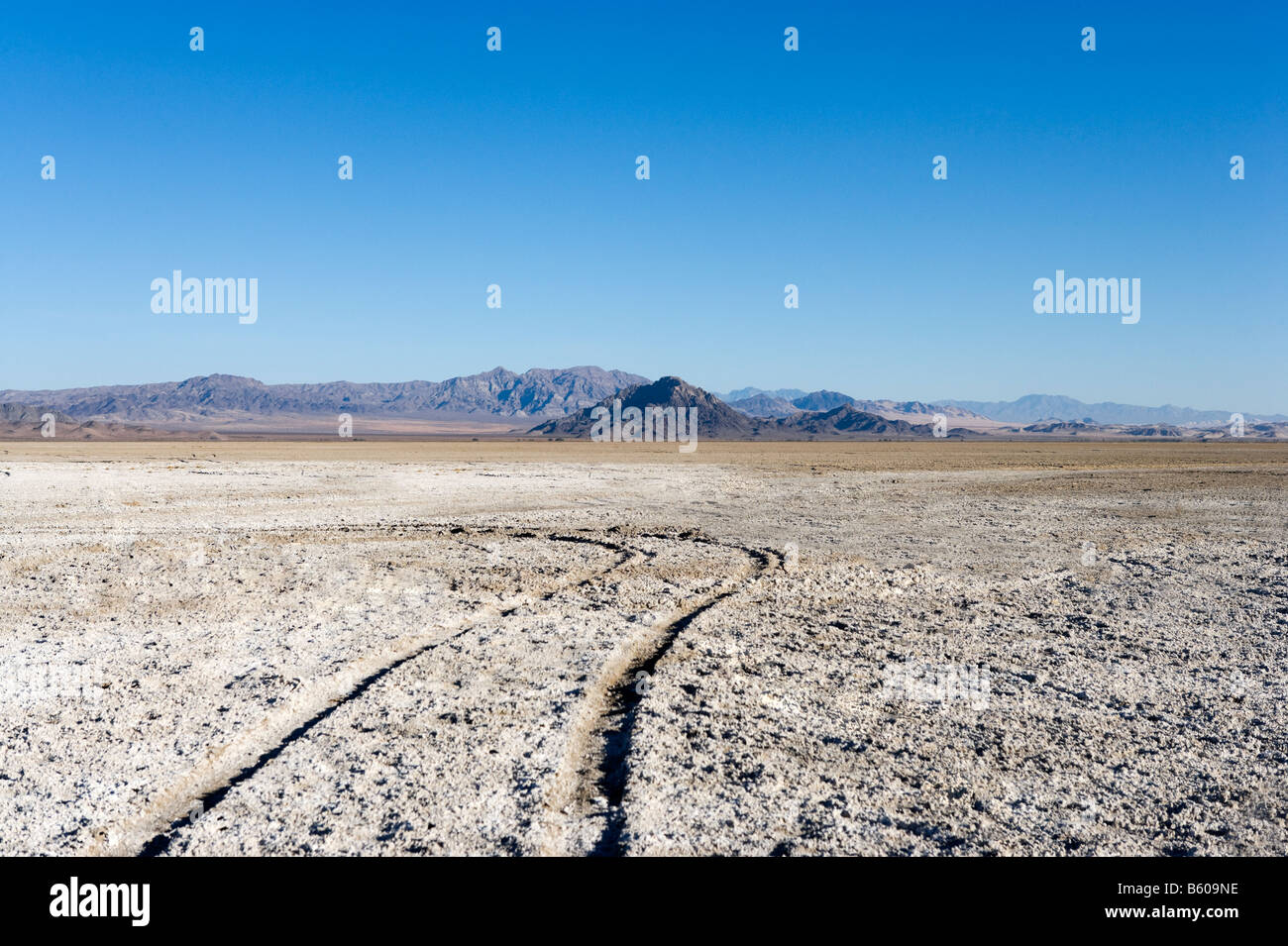 Paysage dans le désert de Mojave sur la Zzyzx Road juste à côté de l'Interstate 15 entre LA et Las Vegas, en Californie, USA Banque D'Images