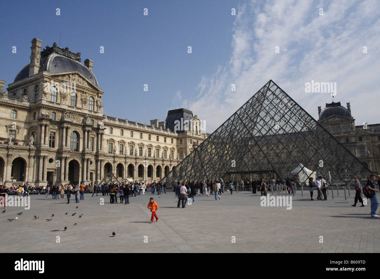 L'Î IM pyramide de verre à l'entrée du Louvre, Paris Banque D'Images