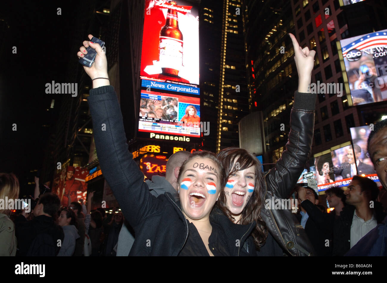 Des milliers de partisans de Barack Obama regardez les résultats des élections dans Times Square à New York Banque D'Images