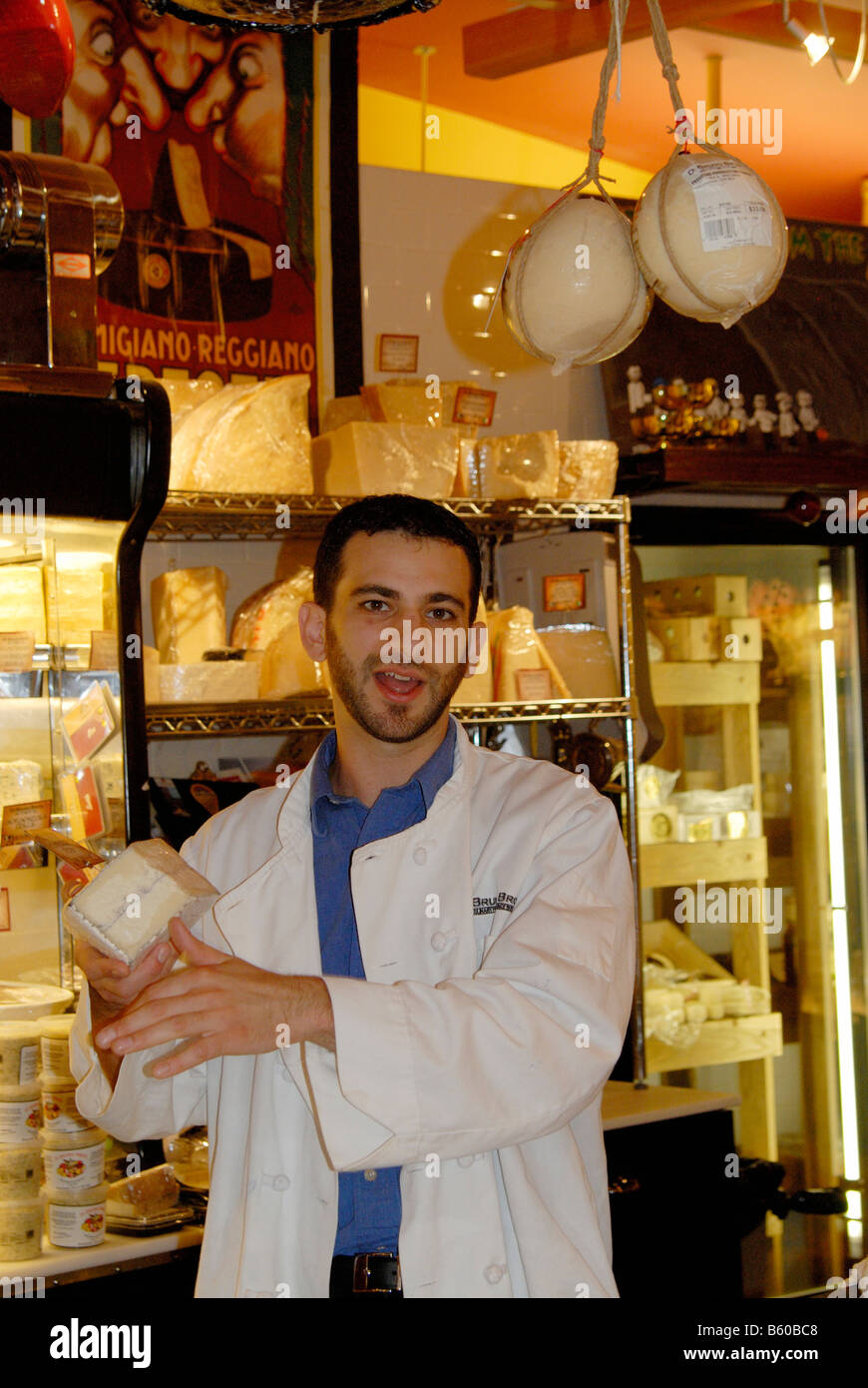 Produit fromage monger afficher dans Philadelphie, Pennsylvanie, du marché. Banque D'Images