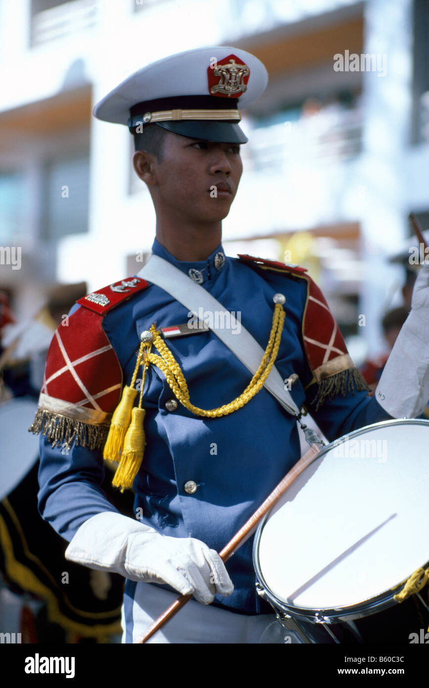 Avec le batteur de tambour de l'Indonésie, membre de la Fanfare de KRI Dewaruci (Dewa Ruci) Grand navire appartenant à la marine indonésienne Banque D'Images