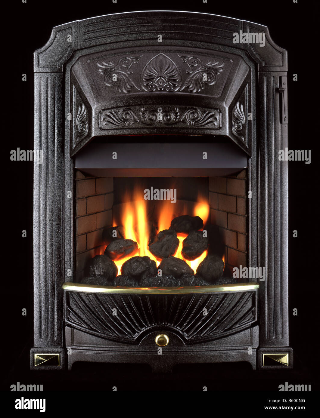 Black Metal cheminée avec combustion de charbon. Banque D'Images