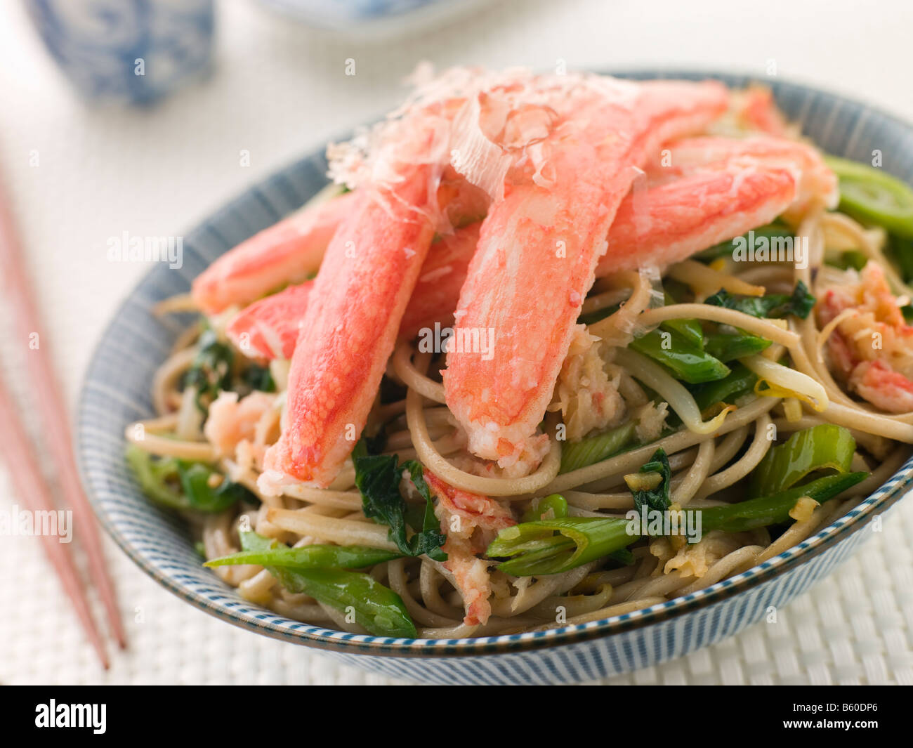 Le Crabe et salade de nouilles soba Banque D'Images