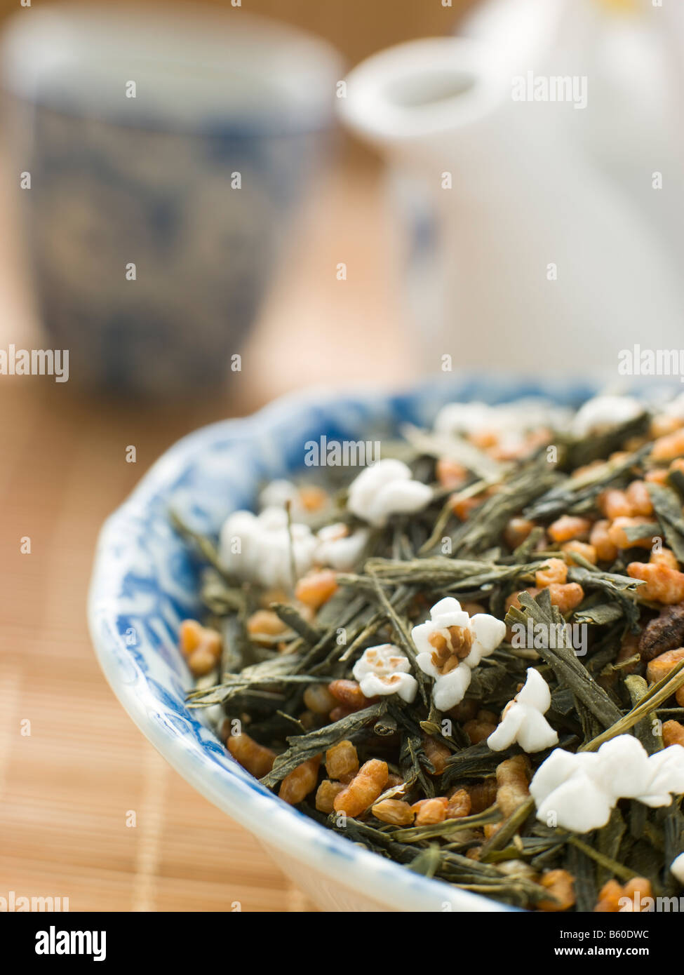 Feuilles de thé vert avec du riz brun Banque D'Images