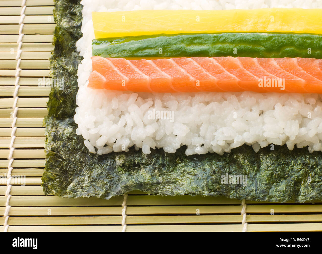 Faire de Sushi roulé dans un tapis à Sushi Photo Stock - Alamy