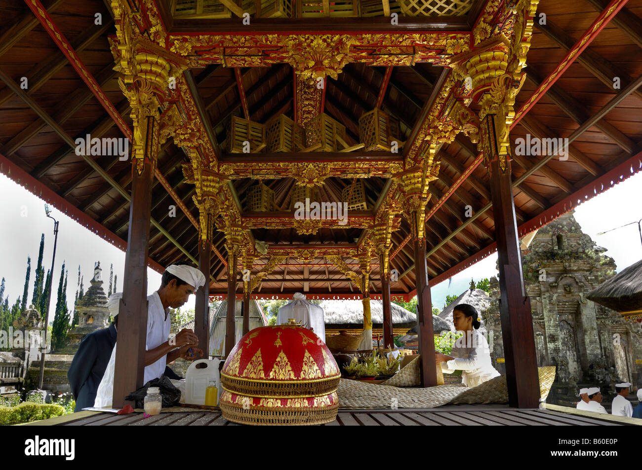 Portant des offrandes à Pura Ulun Danu Temple sur le lac Bratan, Bali, Indonésie Banque D'Images